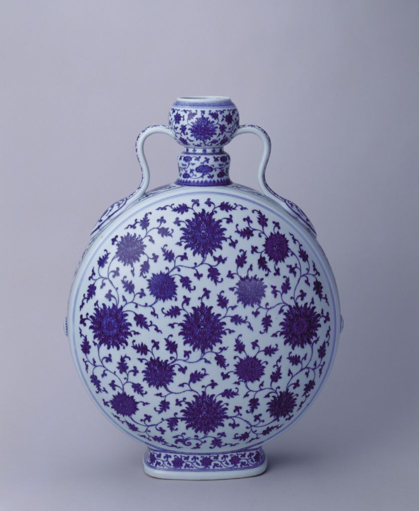 图片[1]-Blue and white vase with tangled branches and lotus patterns and Ruyi ears-China Archive